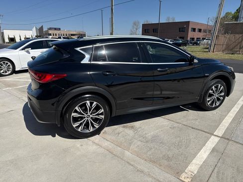 Used 2017 INFINITI QX30 Premium w/ Navigation Package image 9