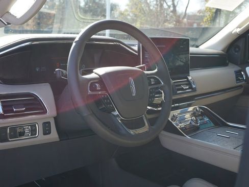 Used 2023 Lincoln Navigator Reserve image 10