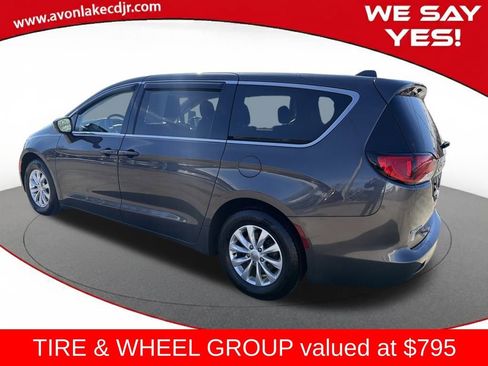 Used 2017 Chrysler Pacifica Touring w/ Tire & Wheel Group image 3