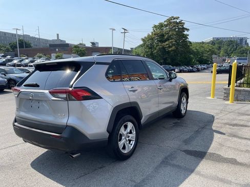 Used 2019 Toyota RAV4 XLE AWD/4WD image 8