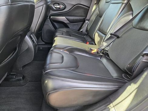 Used 2019 Jeep Cherokee Latitude Plus FWD image 11