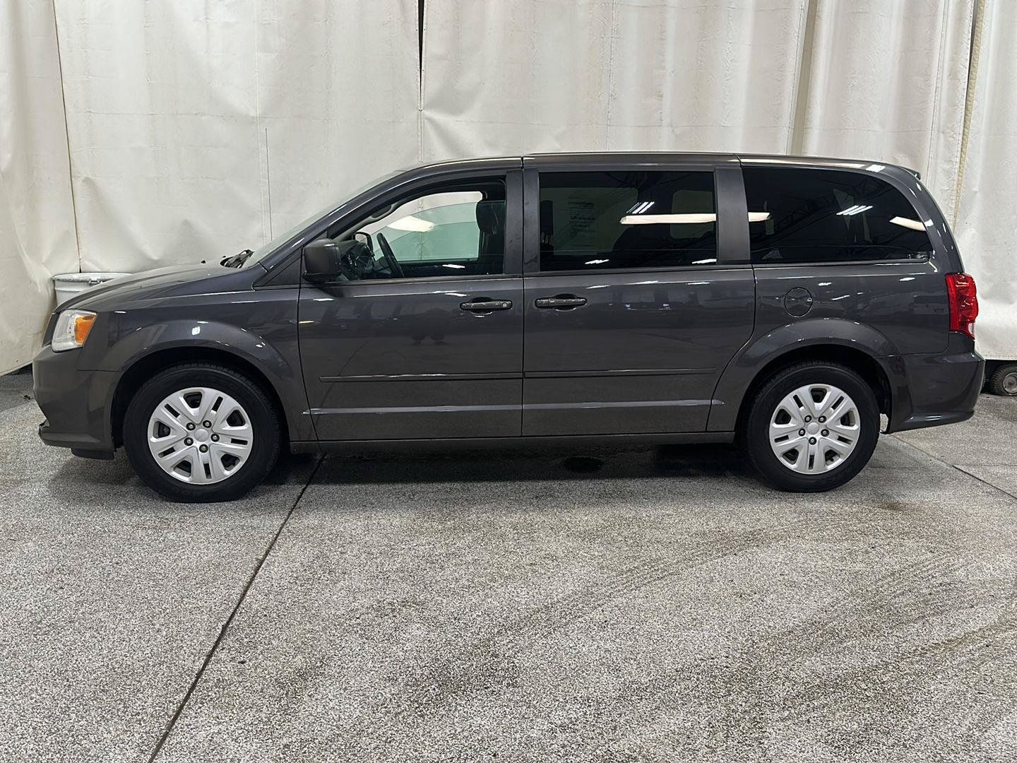 Used 2015 Dodge Grand Caravan SE w/ Quick Order Package 29E SE FWD image 2