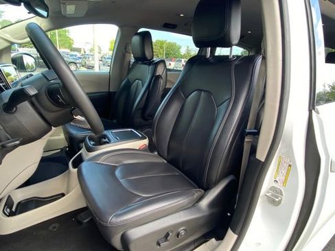 Used 2023 Chrysler Pacifica Touring-L image 14