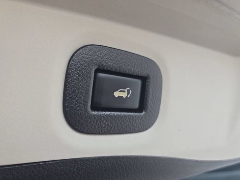 Used 2018 Nissan Rogue SV w/ Premium Package FWD image 35