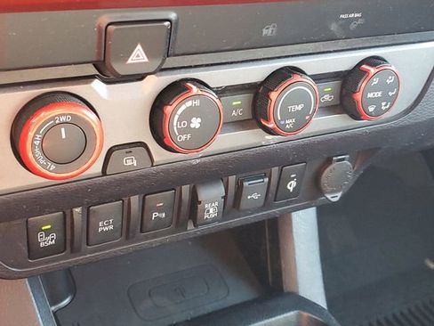 Used 2020 Toyota Tacoma TRD Sport w/ Technology Package AWD/4WD image 25