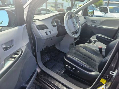 Used 2012 Toyota Sienna SE FWD image 6