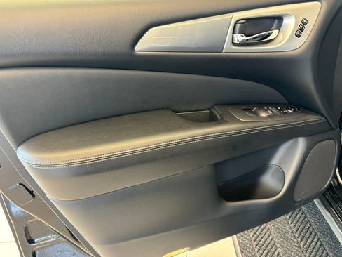Used 2019 Nissan Pathfinder SL AWD/4WD image 13