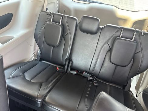 Used 2024 Chrysler Pacifica Limited FWD image 29