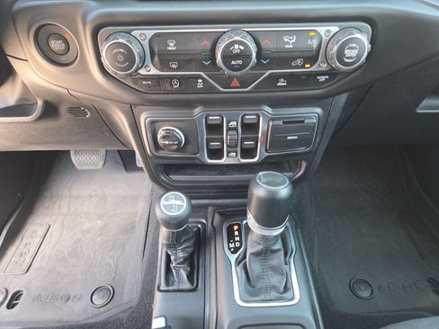 Used 2023 Jeep Wrangler Unlimited Sport AWD/4WD image 31