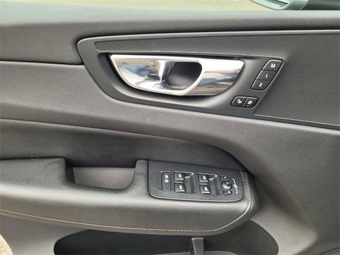 Used 2018 Volvo XC60 T6 Momentum w/ Convenience Package image 13