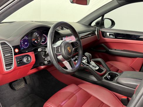 Used 2021 Porsche Cayenne image 4