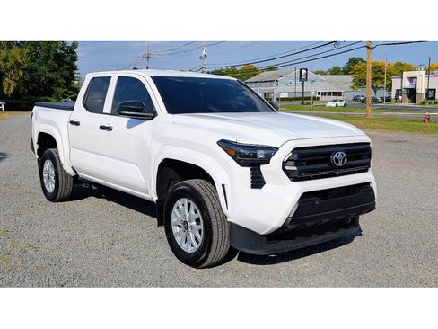 Used 2024 Toyota Tacoma SR image 3