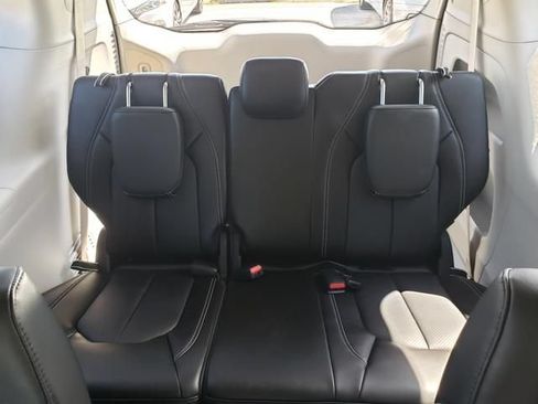 Used 2024 Chrysler Pacifica Touring-L FWD image 15