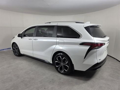 Used 2025 Toyota Sienna Platinum image 6