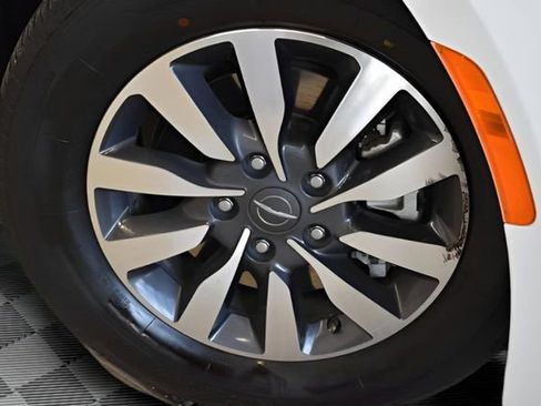 Used 2023 Chrysler Pacifica Touring-L image 14