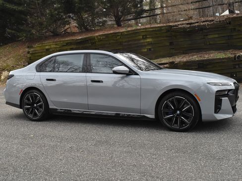 Used 2023 BMW i7 xDrive60 AWD/4WD image 11