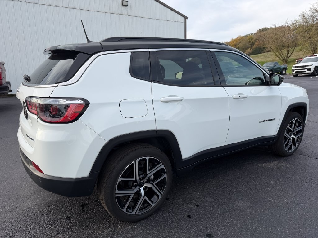 Used 2025 Jeep Compass Limited AWD/4WD image 5