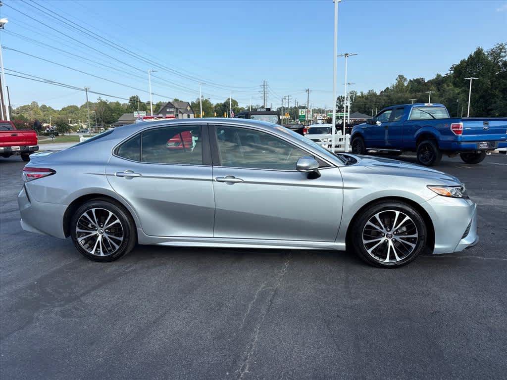 Used 2019 Toyota Camry SE w/ Convenience Package FWD image 2