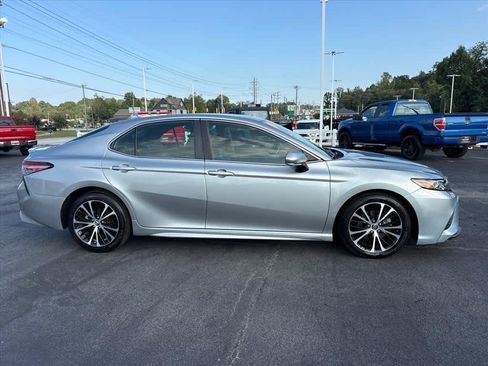 Used 2019 Toyota Camry SE w/ Convenience Package FWD image 2
