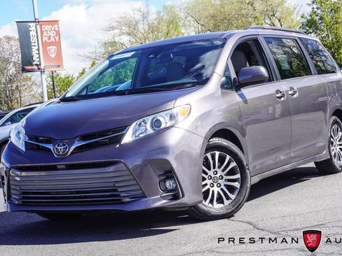 Used 2019 Toyota Sienna XLE w/ XLE Navigation Package FWD image 18