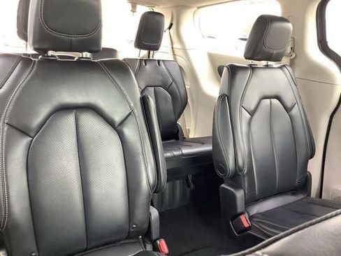 Used 2023 Chrysler Pacifica Touring-L image 29