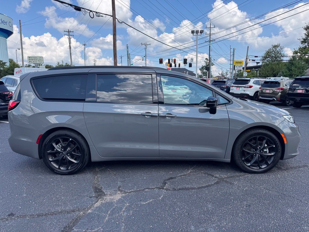 Used 2025 Chrysler Pacifica Limited FWD image 5