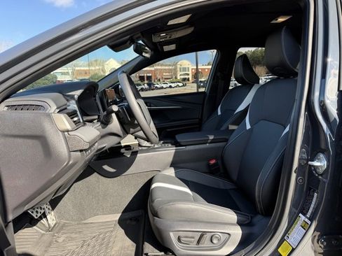 Used 2025 Toyota Camry SE image 12