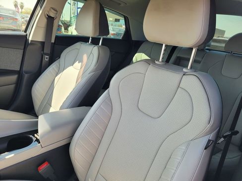 Used 2023 Hyundai Elantra Limited image 12