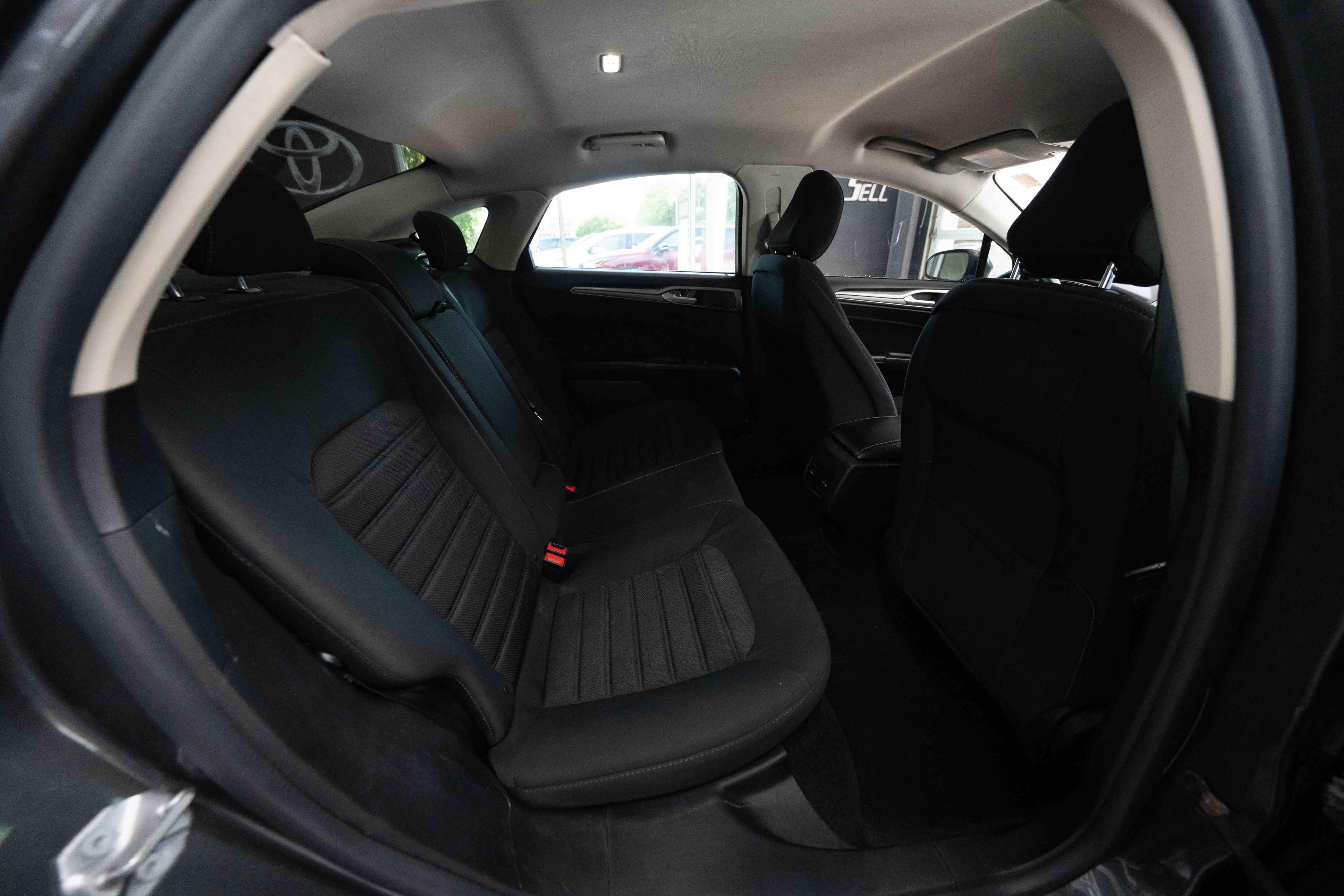 Used 2020 Ford Fusion SE FWD image 24
