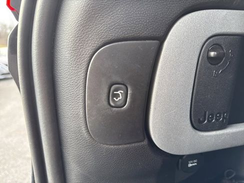 Used 2014 Jeep Cherokee Limited w/ Technology Group image 12