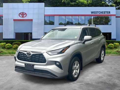 Used 2023 Toyota Highlander LE AWD/4WD image 4