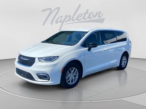 Used 2025 Chrysler Pacifica Select FWD image 1