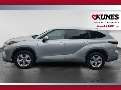 Used 2025 Toyota Highlander LE FWD image 6