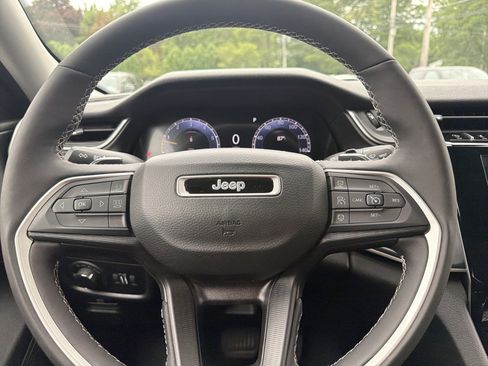 Used 2023 Jeep Grand Cherokee Laredo w/ Luxury Tech Group I AWD/4WD image 14