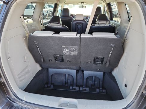 Used 2019 Kia Sedona EX image 11