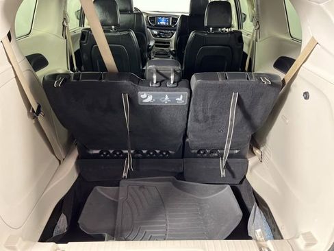 Used 2019 Chrysler Pacifica Touring-L FWD image 48