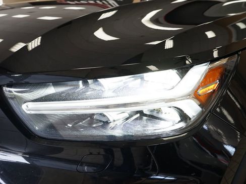 Used 2022 Volvo XC40 T5 Momentum image 22