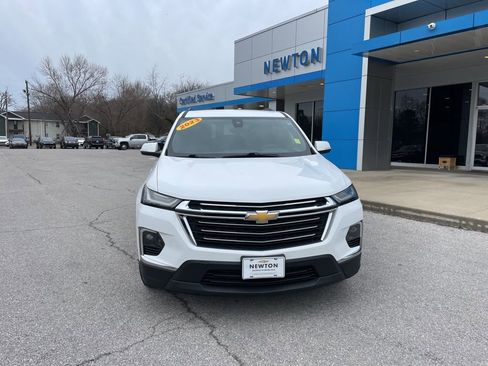 Used 2023 Chevrolet Traverse LT image 2