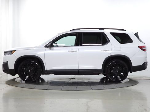 Used 2026 Honda Pilot Black Edition image 4