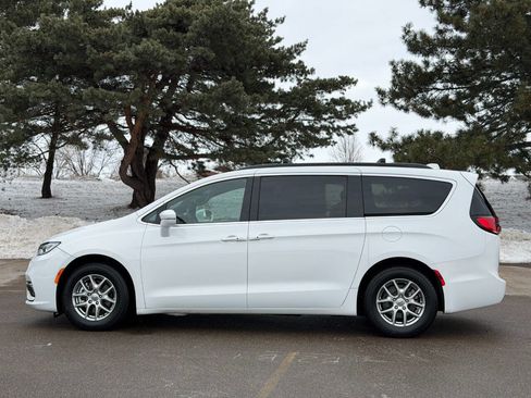 Used 2022 Chrysler Pacifica Touring image 2