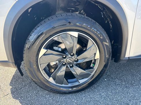 Used 2024 Nissan Rogue SV image 9