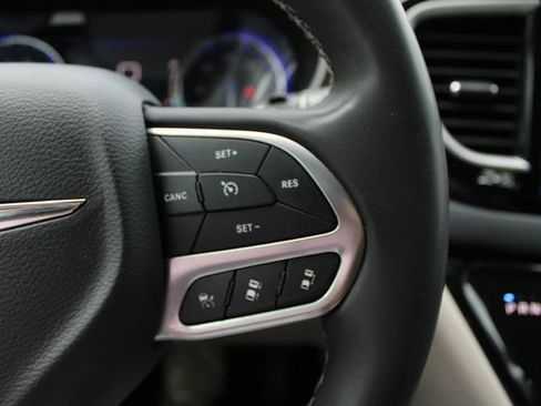 Used 2022 Chrysler Pacifica Touring-L FWD image 12