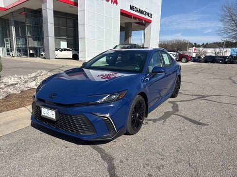 Used 2025 Toyota Camry SE w/ Convenience Package image 2