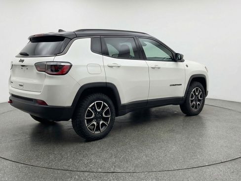 Used 2025 Jeep Compass Trailhawk image 9