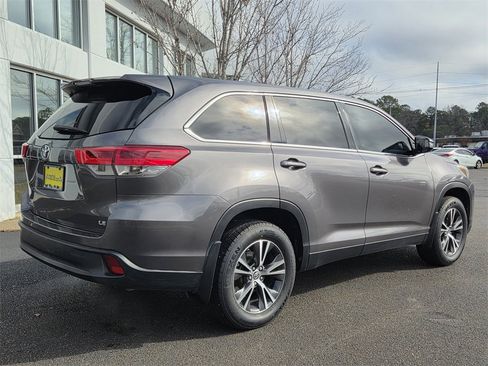 Used 2019 Toyota Highlander LE image 4