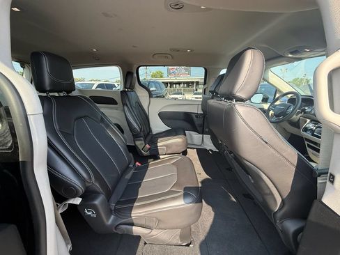 Used 2024 Chrysler Pacifica Touring-L FWD image 19