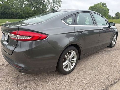 Used 2018 Ford Fusion SE w/ Fusion SE Technology Package FWD image 2