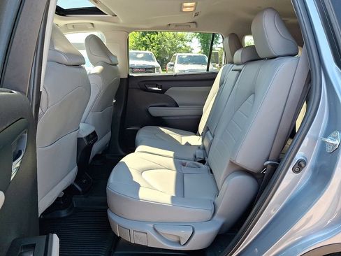 Used 2022 Toyota Highlander XLE AWD/4WD image 11