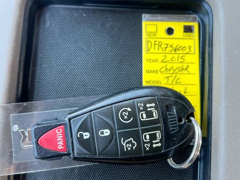 Used 2015 Chrysler Town & Country Touring-L w/ Driver Convenience Group image 32