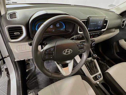 Certified 2025 Hyundai Venue SEL FWD image 11
